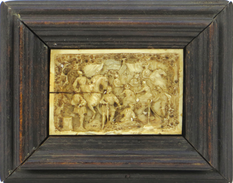 Relief, skuret elfenben (?) i träram, 18-1900-tal, dekor av scen från 30-åriga kriget, totalt mått 13 x 16 cm_36296a_8dc27de3bfc2adf_lg.jpeg