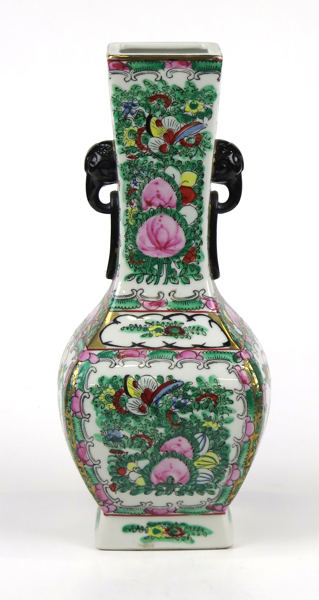 Vas, porslin, Kina, 1900-tal, kvadratiskt bukig med polykrom dekor i Kantonemalj, h 32 cm_36365a_8dc2be29f7fafdf_lg.jpeg