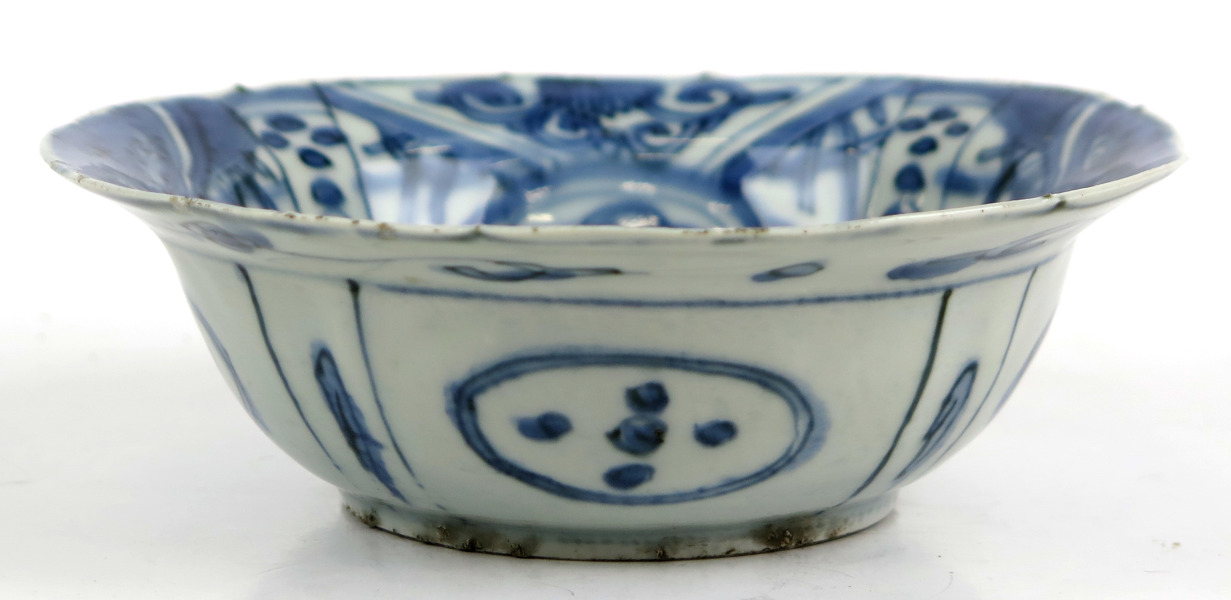 Skål, porslin, Kina, Ming, Wanli (1563-1620), så kallat Kraakporslin, blå underglasyrdekor av blommor mm, dia 15 cm_36395a_lg.jpeg