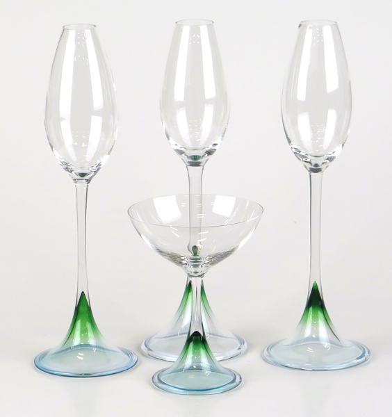 Lagerbielke, Erika för Orrefors, champagnestrutar 3 st samt champagne/martiniglas, delvis grön glasmassa, "Accent", h 15 respektive 29 cm_36399a_lg.jpeg