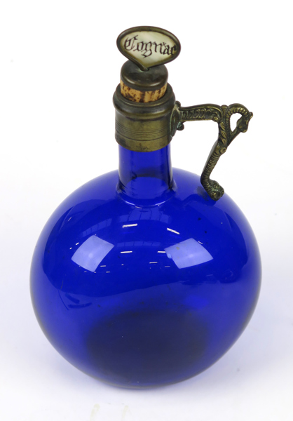 Cognacskaraff, blå glasmassa med nysilvermontage, antagligen Frankrike, 1800-talets 2 hälft, propp med pärlemordekor, h 22 cm_36419c_8dc2be2f6330a6e_lg.jpeg