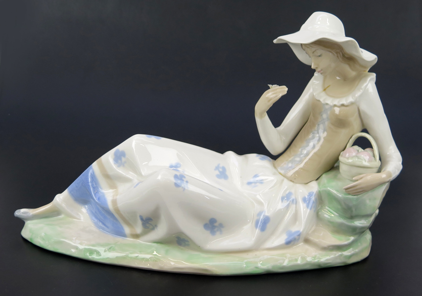 Okänd designer för NAO, figurin, porslin, vilande kvinna med hatt, polykrom underglasyrdekor, l 36 cm_36428a_8dc2c83a54b6d1d_lg.jpeg