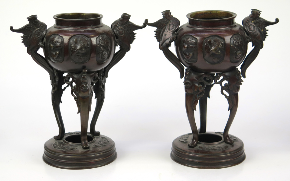 Rökelsekar, 1 par, patinerad brons, Japan, 1900-tal, h 22 cm_36429a_8dc2c7d2e160442_lg.jpeg