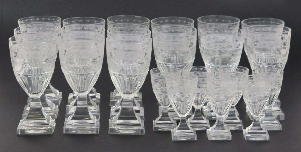 Okänd designer för Kosta, vinglas, 15 st, "Modell no 75" omkring 1930, medföljer 7 likörglas, slipad dekor av linjer, stjärnor mm, kvadratisk fot, h 13 respektive 8,5 cm, någon smärre nagg_36462a_lg.jpeg