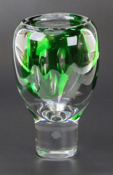 Lindstrand, Vicke för Kosta, vas, delvis grön glasmassa, signerad, höjd 20,5 cm_36477a_lg.jpeg