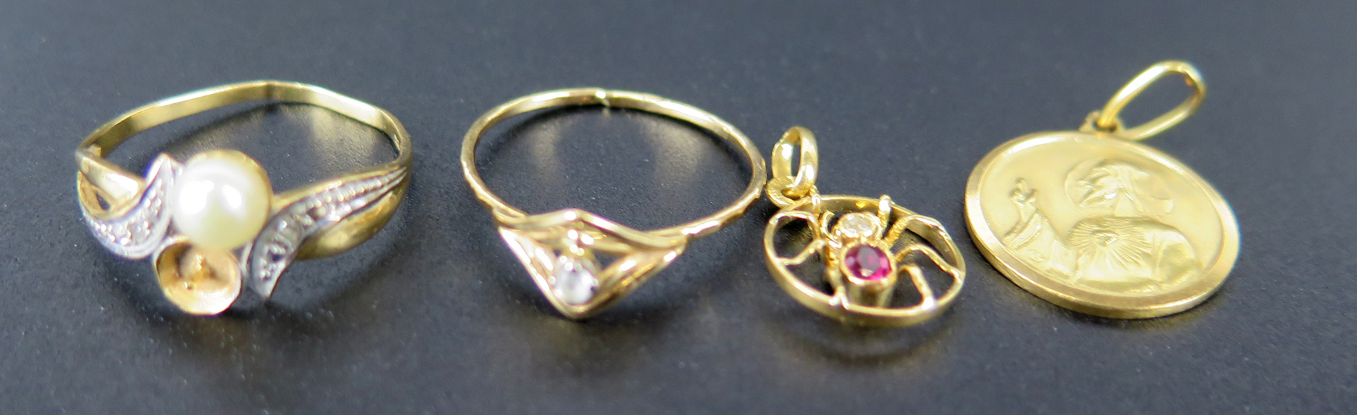 Parti 18 karat rödguld, 2 ringar samt 2 hängen, delvis med stenar eller pärla, total vikt 5,3 gram_36572a_lg.jpeg