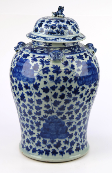 Lockurna porslin Kina Qianlong (1736-95), blå underglasyrdekor av piover mm, hänkelfästen och lockknopp i form av Fo-hundar, höjd 44 cm, lockknopp med lagning_36615a_lg.jpeg