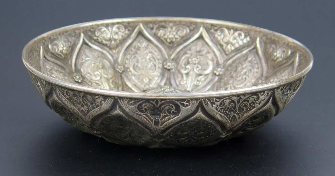 Skål, silver, Indo-persisk, sekelskiftet 1900, heltäckande, driven dekor av stiliserad växtlighet, dia 21 cm, vikt 335 gram_36682a_lg.jpeg