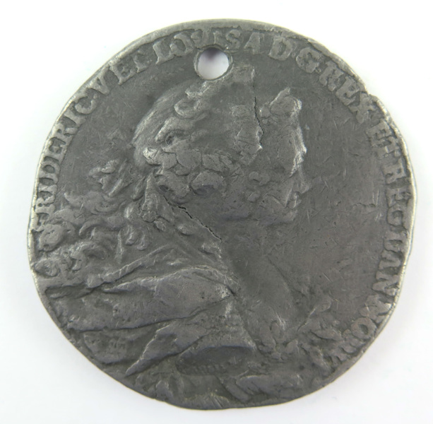 Medaljkopia, tenn/bly, 1800-tal, efter original slagen till minne av kronprins Cristians av Danmark fördelse 1749,_3681a_8d8743a8b6af98f_lg.jpeg