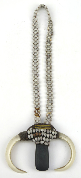 Okänd afrikansk konstnär, halsband/hänge, vårtsvinsbetar, sten och pärlor, kedjans längd 62 cm_36812a_8dc31f2548122c5_lg.jpeg