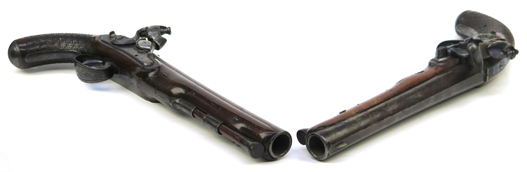 Pistoler, 1 par, flintlås (1 omändrad till slaglås), stål med nätskuren valnötskolv, signerade Durs Egg (1748-1831), l 36 cm_37066a_8dc3d03458ddb1f_lg.jpeg