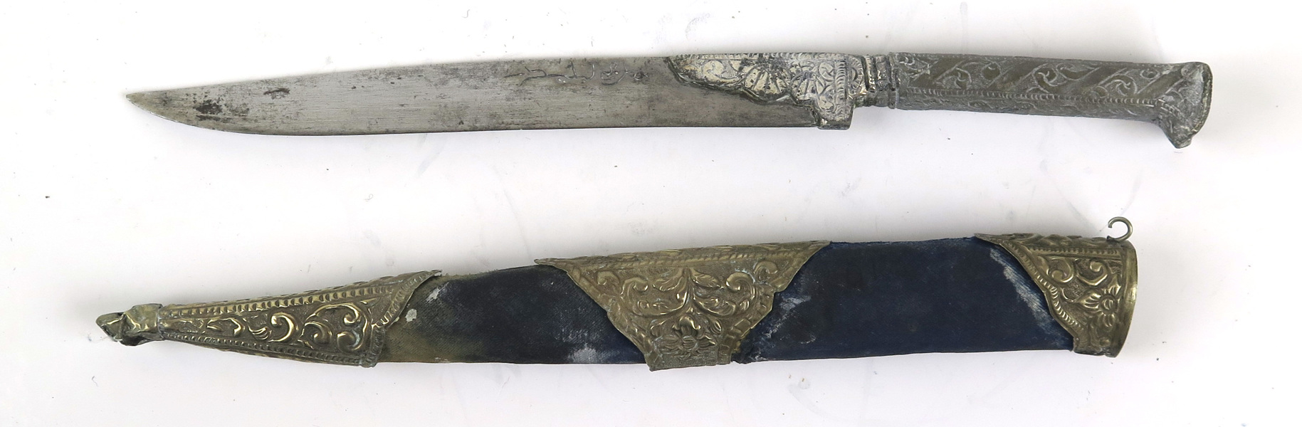Yatagan i balja, underhaltigt silver eller försilvrad metall och siden, Osmans, 1900-talets början,_3880a_8d8751c71f75f84_lg.jpeg