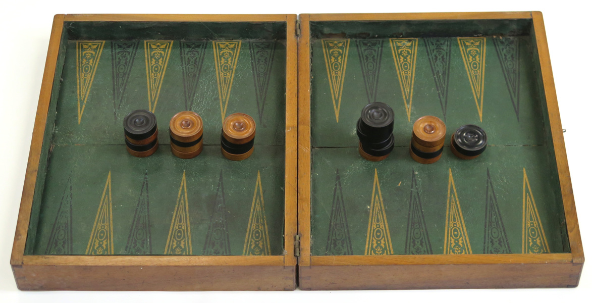 Backgammonspel med brickor, valnöt, sekelskiftet 1900,_4192a_8d882577e41fe06_lg.jpeg