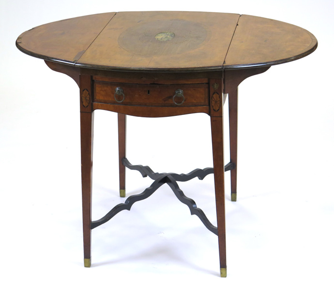Klaffbord, så kallat Pembroke, valnöt med flera träslag, antagligen George IV, 1800-talets 1 hälft, _4345a_8d887e735068f7e_lg.jpeg
