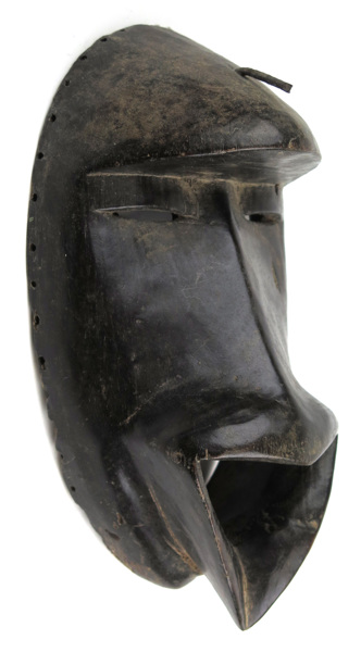 Mask, skuret trä och metall, Dan, Elfenbenskusten, 1900-talets mitt, så kallad Chimpansmask, _4488a_8d88c7d77f8218a_lg.jpeg