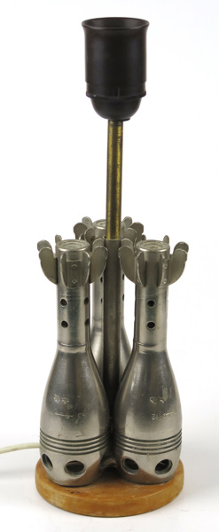 Bordslampa, metall och trä, tillverkad av 3 st gevärsgranater, _4548a_8d88fadd0eeec59_lg.jpeg