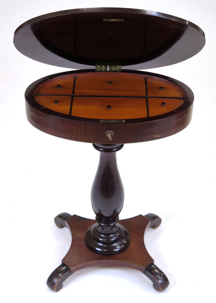 Damarbetsbord, mahogny, 1910-20-tal, ovalt med uppfällbar skiva, varunder inredning med 6 fack,_4650a_8d89078c818ef28_lg.jpeg