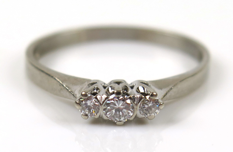 Ring, 18 karat vitguld med 3 briljantslipade diamanter om 0,2 carat enligt gravyr, _4705a_8d8909ddc2d8189_lg.jpeg