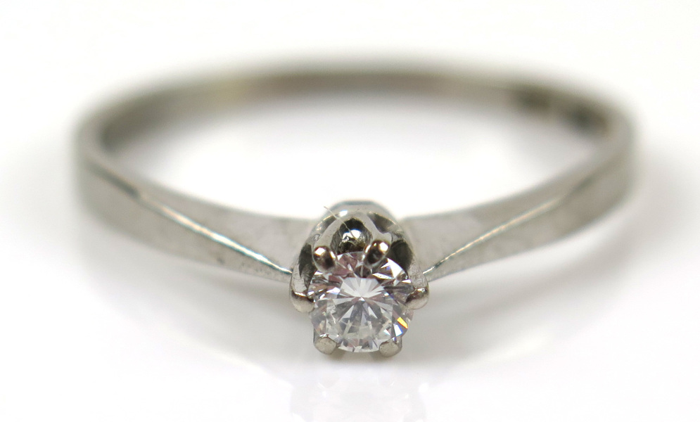 Ring, 18 karat vitguld med 1 briljantslipad diamant om 0,14 carat enligt gravyr, _4706a_8d890a06bbc4c26_lg.jpeg