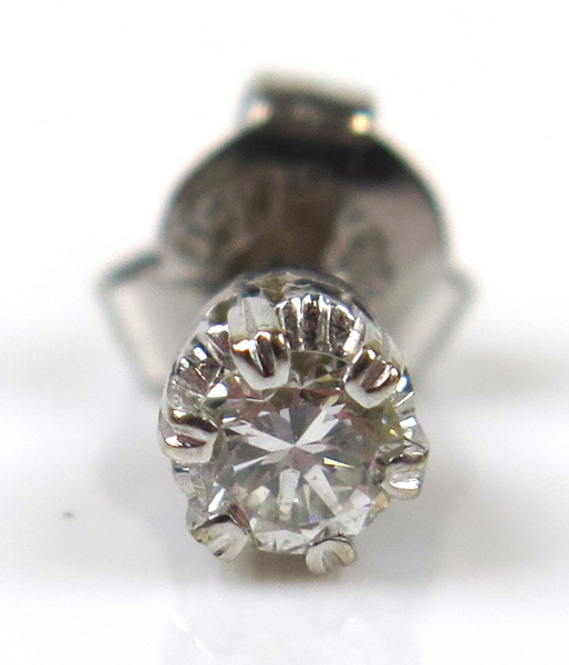 Örhänge, 18 karat vitguld med 1 briljantslipad diamant om cirka 0,15 carat,_4708a_8d890a07cc96818_lg.jpeg