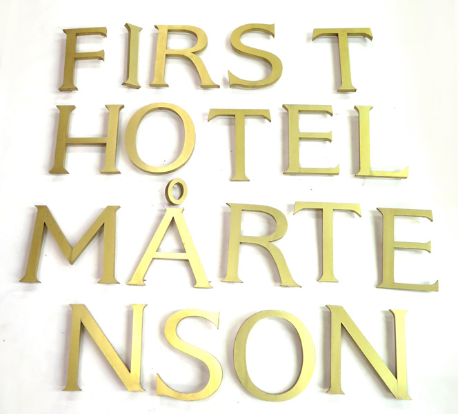 Parti fasadbokstäver, guldfärgad aluminium, "First Hotel Mårtenson"_4747a_8d89134f3a0fb38_lg.jpeg