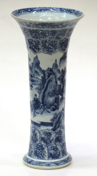 Vas, porslin, Kina, Kangxi-stil, antagligen Daoguang (1820-50), blå underglasyrdekor av flodlandskap, personer mm, _4923a_8d8985ca5ce337d_lg.jpeg