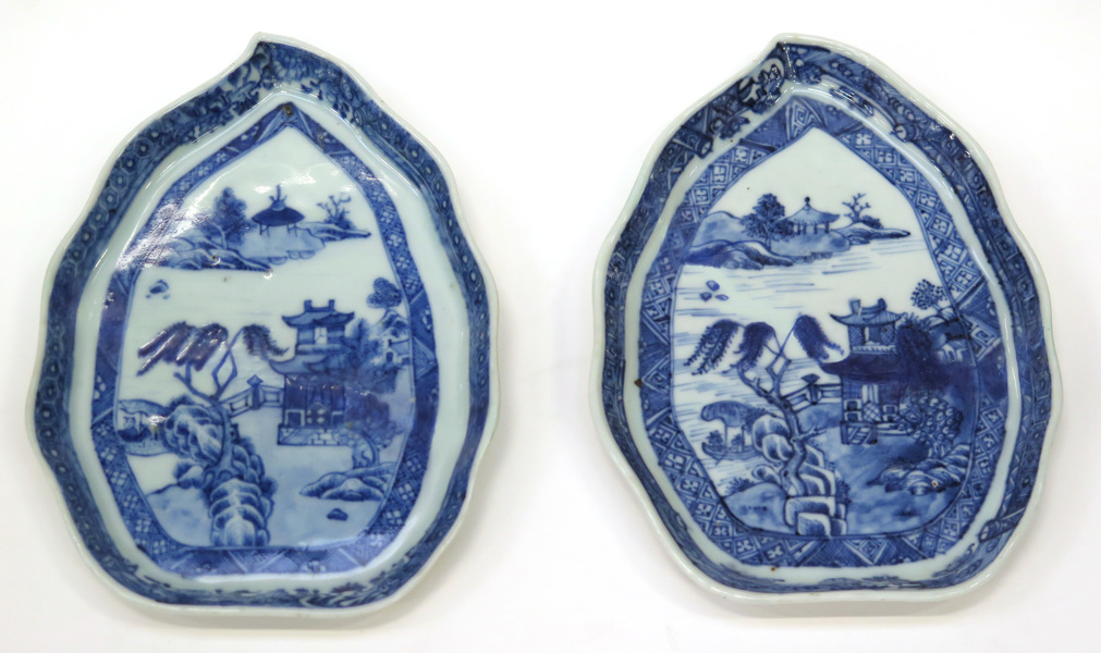 Fat, 1 par, porslin, Kina, Qianlong (1736-95), lövformade med blå underglasyrdekor av flodlandskap, _4925a_8d8985d6e840c0c_lg.jpeg