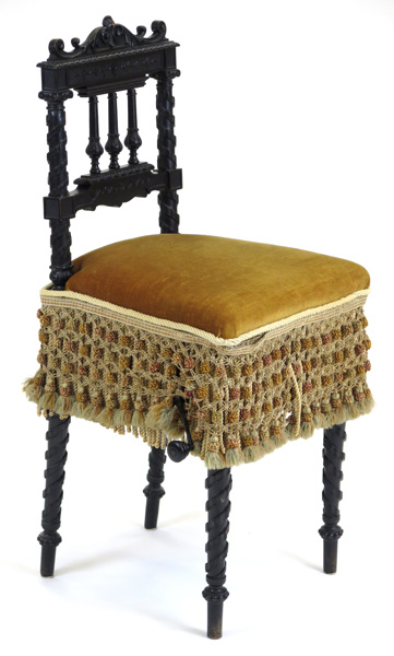 Mekanisk stol, svarvat och svärtat trä med gul plyschklädsel och flätade fransar, Hermann Böhme, Riesbach, Zürich, 1800-talets slut,_5090a_lg.jpeg
