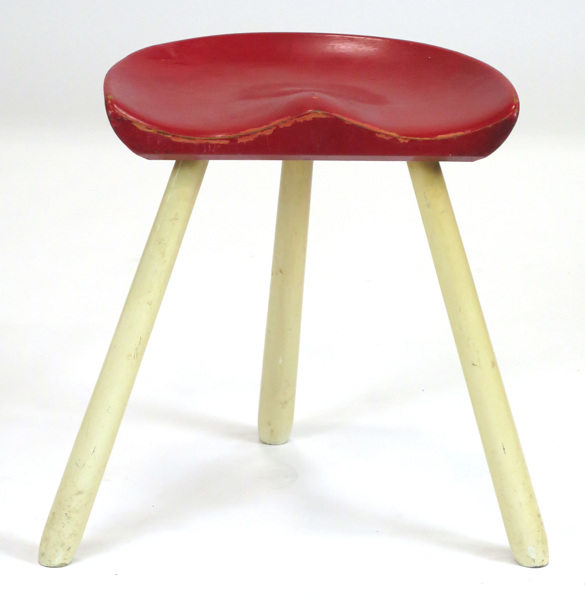 Okänd dansk designer, 1950-tal, pall, delvis rödmålad bok, trebent med skålad sits, _5275a_8d8a0dfc24e6bdd_lg.jpeg