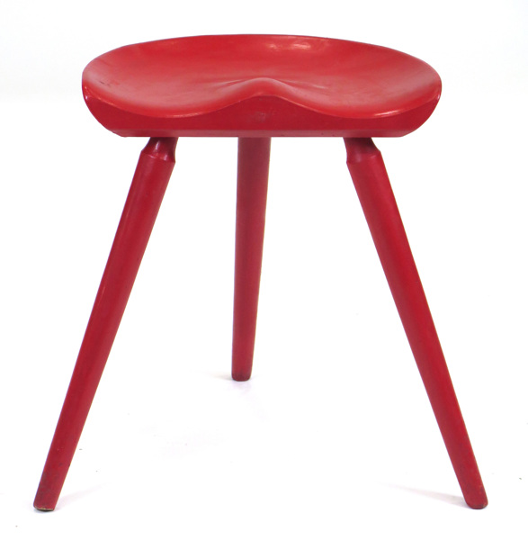 Okänd dansk designer, 1950-tal, pall, rödmålad bok, trebent med skålad sits, _5279a_8d8a0e04fff8ddd_lg.jpeg