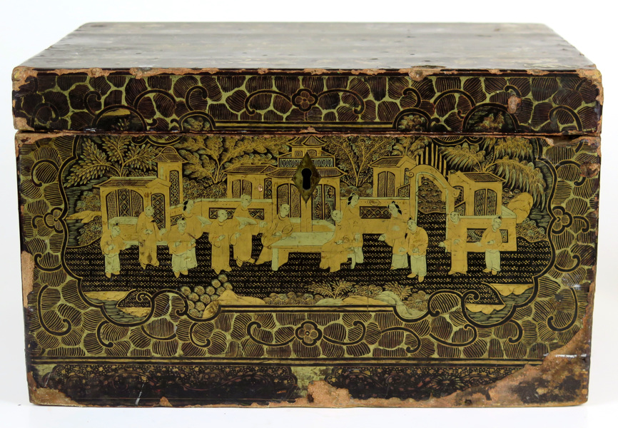 Skrin, lackarbete, Kina, 1800-tal, dekor av landskap mm i guld mot svart fond, mässingsbeslag,_5700a_8d8bacfdf17f99a_lg.jpeg