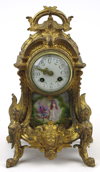 Bordsur, förgylld metall, Louis XIV-stil, Frankrike, 1800-talets slut, infattad glasplatta med polykrom dekor av  romanticerande par, _5757a_lg.jpeg