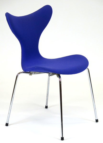 Jacobsen, Arne för Fritz Hansen, stol, böjträ med blå textilklädsel på kromade ben, Måsen,_5772a_8d8bc6d705e4bdf_lg.jpeg