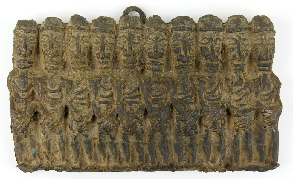 Relief, brons, 1900-talets 1 hälft eller mitt, möjligen Benin, dekor av stående personer (krigsfångar ?), _5867a_lg.jpeg