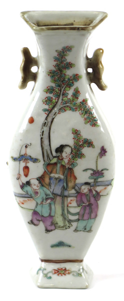 Väggvas, porslin, Kina Daoguang (1820-50), dekor av kvinna och barn i famille-rose-färger, _5931a_8d8bfc34dd7d33d_lg.jpeg