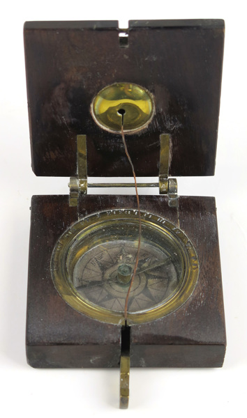 Kompass i låda, 1700-talets 2 hält, mahogny och mässing, _6277a_8d8c3b25eeb38db_lg.jpeg