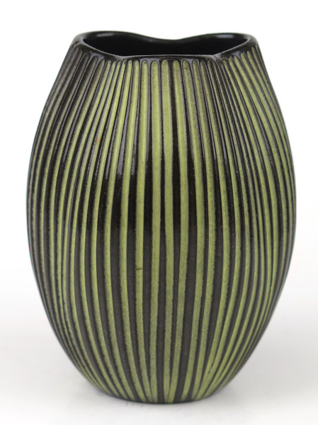 Atterberg, Ingrid för Uppsala Ekeby, vas, glaserat lergods, Tricorn, design 1957,_6660a_8d8d33691578950_lg.jpeg