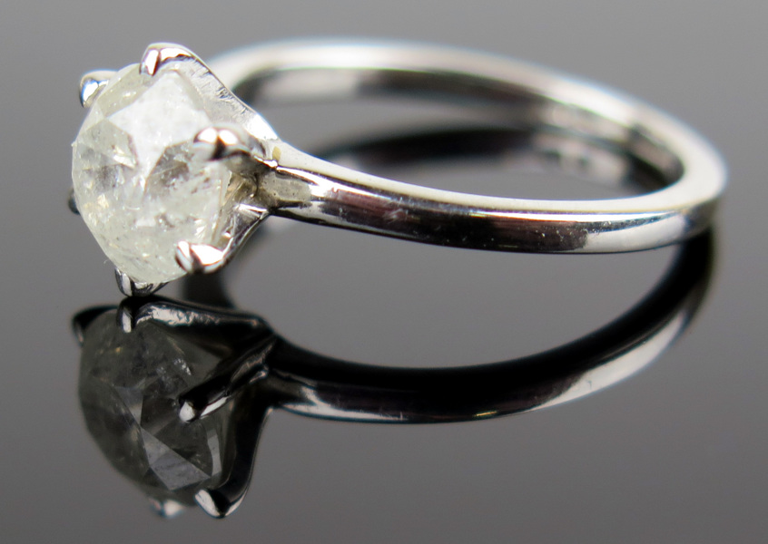 Ring, 14 karat vitguld med 1 briljantslipad diamant om 1,59 carat picqué_7208a_lg.jpeg