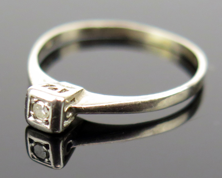 Ring, 18 karat vitguld med 1 åttkantslipad diamant, vikt 1 gram,_7250a_8d8dfe87a02dbca_lg.jpeg