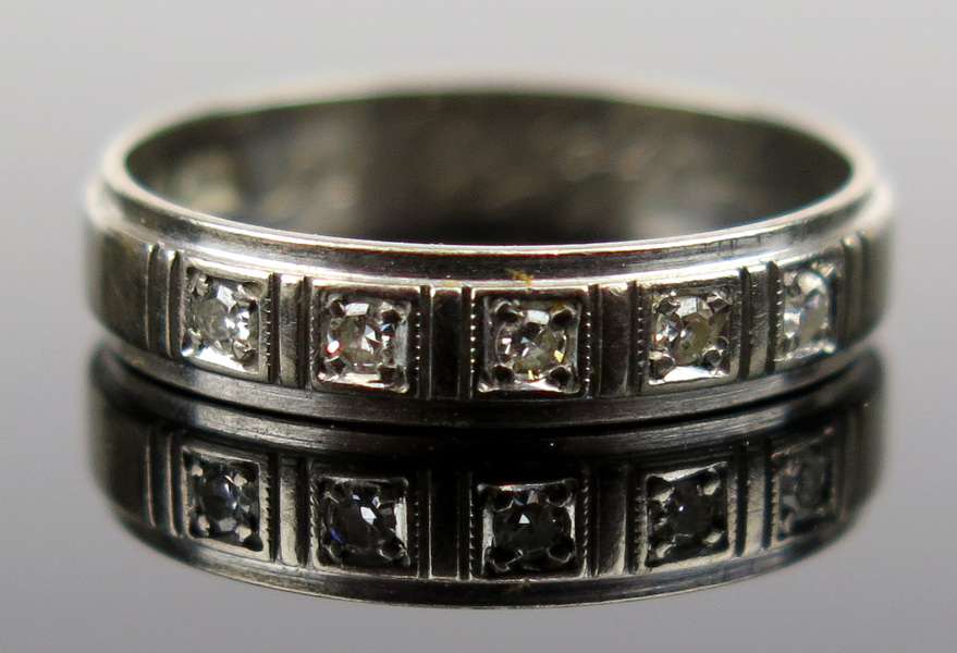 Ring, 18 karat vitguld med 5 åttkantslipade diamanter, vikt 2,4 gram_7252a_8d8dfe89f14fd7d_lg.jpeg