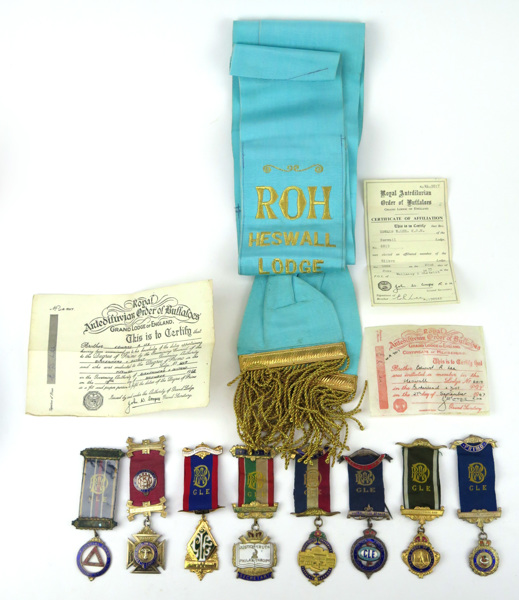 Parti medaljer mm, The Royal Antediluvian Order of Buffaloes, 8 medaljer (delvis silver) axelband mm,_7265a_8d8e24a1147d172_lg.jpeg