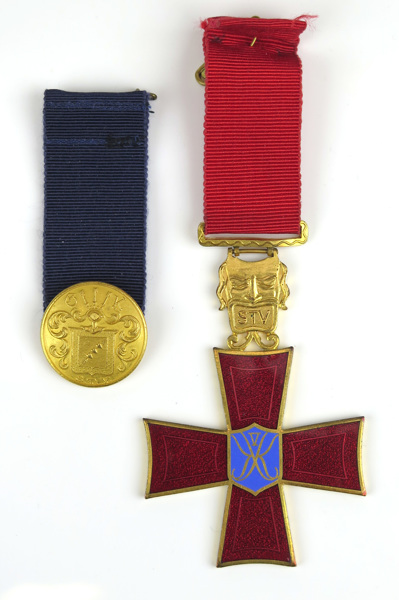 Medaljer, 2 st, förgylld metall (1 med emalj), Sällskapet Thalias Vänner, Norrköping,_7518a_lg.jpeg