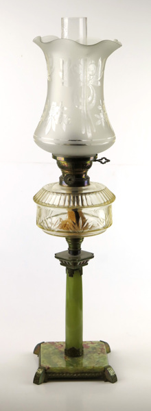 Bordsfotogenlampa, onyx med förgylld metalldekor, sekelskiftet 1900, glasskärm med etsad dekor,_7592a_lg.jpeg