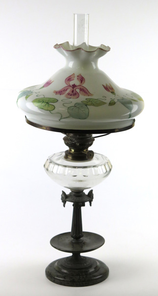 Bordsfotogenlampa, svarvad serpentinsten med metallmontage, 1800-talets 2 hälft, vitopak glasskärm med målad blomdekor,_7595a_lg.jpeg