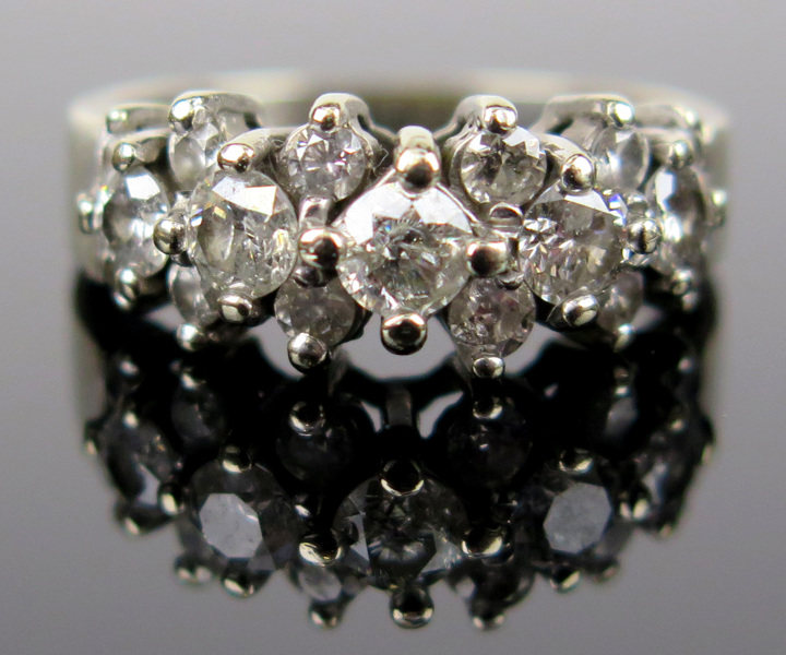 Ring, 14 k vitguld med 17 briljantslipade diamanter, bland annat 1 0,25 carat och 2 om vardera 0,16 carat, totalt cirka 0,8 carat P, Israeliska stämplar JH, _7661a_8d8ee1c003c8c13_lg.jpeg