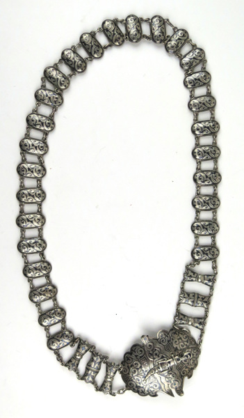 Bälte med spänne, silver med niellodekor, Ryssland, sekelskiftet 1900, bältesprint i form av kindjal, _7748a_lg.jpeg