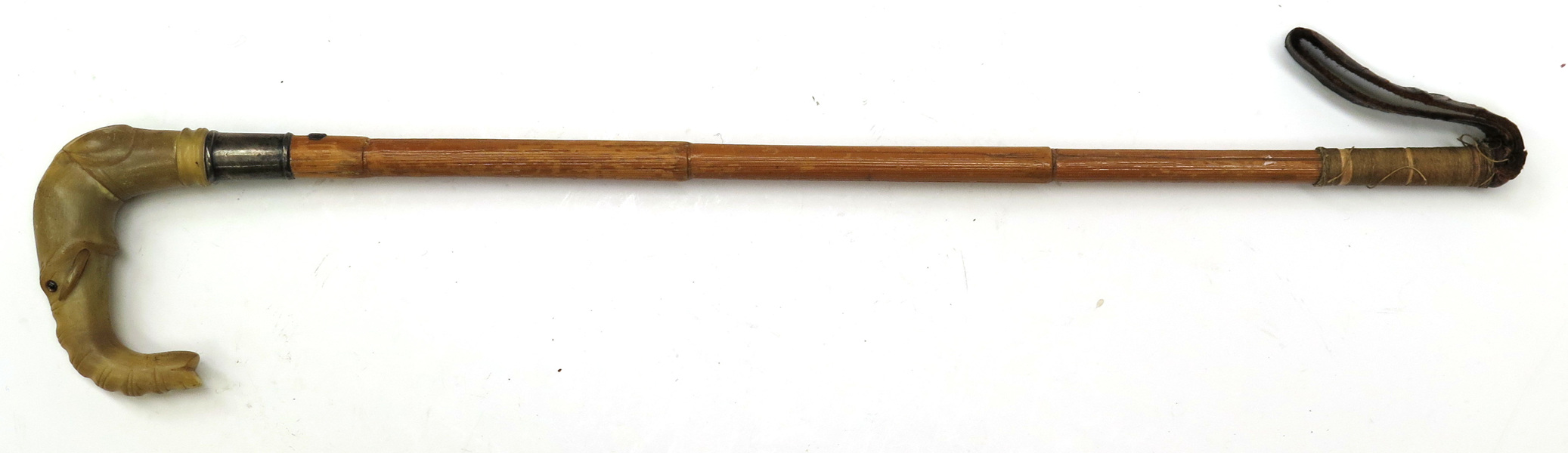 Ridpiska, bambu, horn och läder med montage i sterlingsilver, Howell of London, 1900-talets början, krycka i form av elefanthuvud, _7848a_lg.jpeg