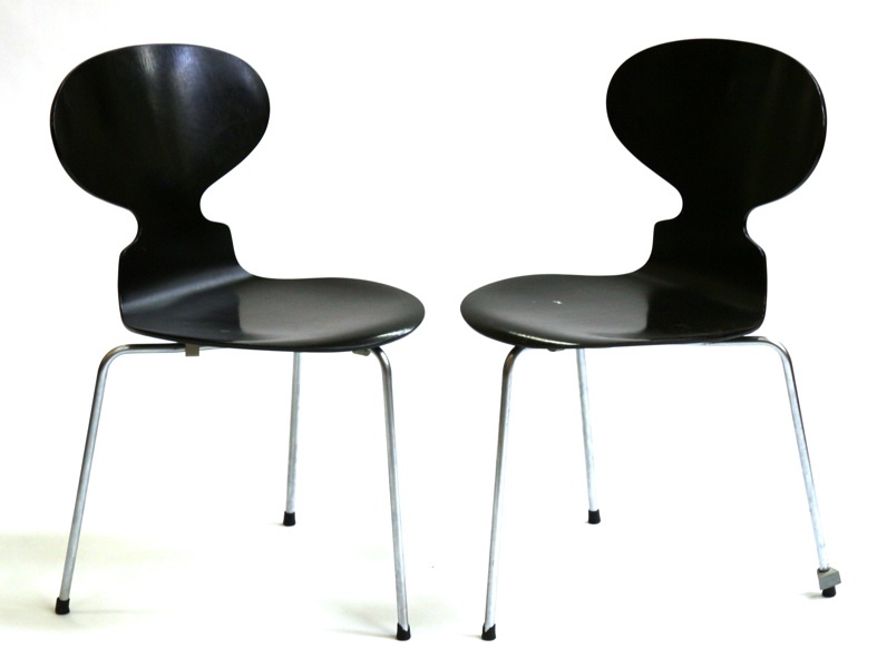 Jacobsen, Arne för Fritz Hansen, stolar, 1 par, svartlackerat böjträ på tre stålben, "Myran" modellnummer FH 3100,_8055a_8d8fdadc393feb5_lg.jpeg
