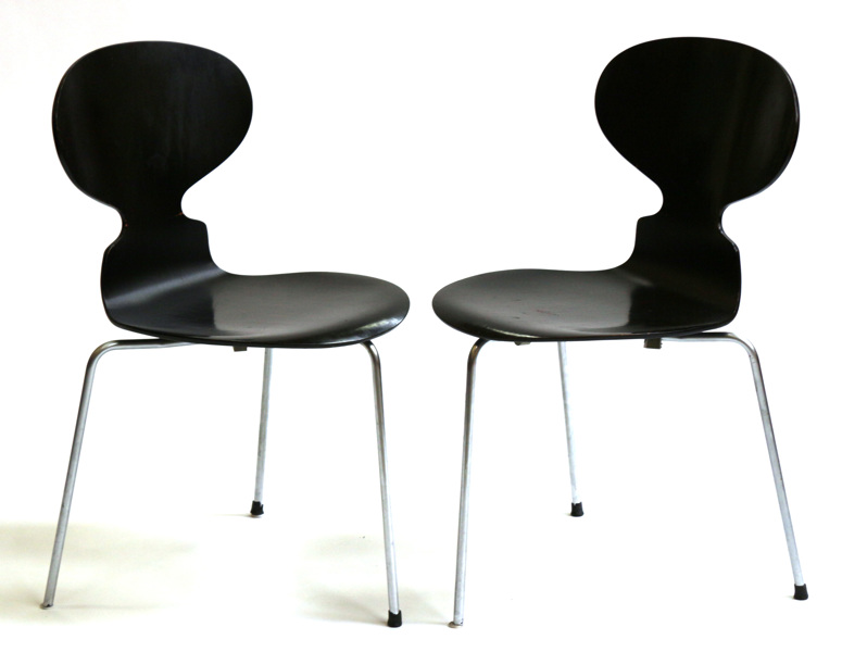 Jacobsen, Arne för Fritz Hansen, stolar, 1 par, svartlackerat böjträ på tre stålben, "Myran" modellnummer FH 3100,_8056a_8d8fdaddc3859a1_lg.jpeg