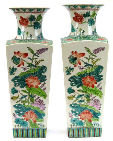 Vaser, 1 par, porslin, Kina, 1900-2000-tal, fyrsidiga med rund mynning,_8215a_8d9018d7334cffd_lg.jpeg